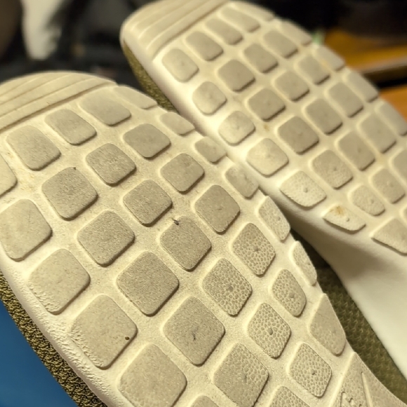 Nike Roshe Runners Green Sneakers - Picture 8 of 9